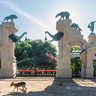 Nach vierjähriger Renovierungszeit können Besucher das historische Jugendstil-Tor von Hagenbecks Tierpark wieder durchschreiten.