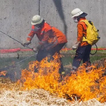Junge Häftlinge lernen, wie Feuer gelöscht werden können.