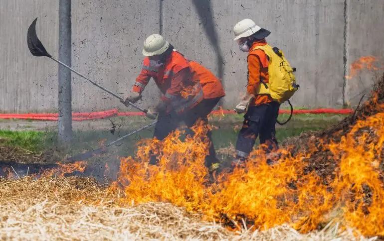 Junge Häftlinge lernen, wie Feuer gelöscht werden können.
