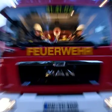 Auf der A1 bei Lübeck hat die Feuerwehr ein brennendes Auto gelöscht. (Symbolbild)