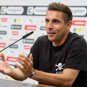 Voller Vorfreude auf die Saison: FC St. Paulis Cheftrainer Marcel Rapp. (Archivbild)