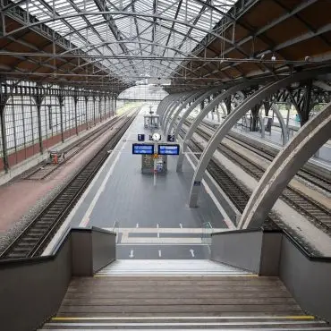 So sieht der fast menschenleere Bahnhof Lübeck aus.