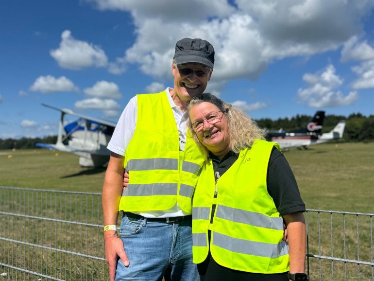 G&auml;ste und Beteiligte beim Flugplatzjubil&auml;um auf F&ouml;hr