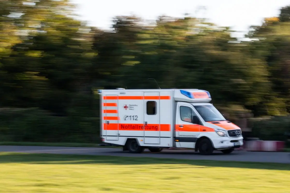 Eine Frau wird bei einem Streit mit ihrem Partner verletzt und wird anschließend in ein Krankenhaus gebracht. (Symbolbild)