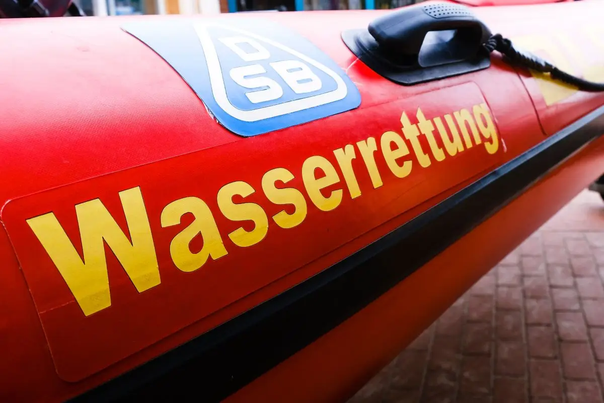 Der unterkühlte Mann auf dem Schlauchboot konnte mit einem Rettungsboot an Land gebracht werden. (Symbolbild)