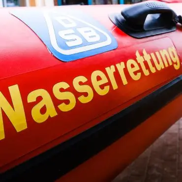 Der unterkühlte Mann auf dem Schlauchboot konnte mit einem Rettungsboot an Land gebracht werden. (Symbolbild)