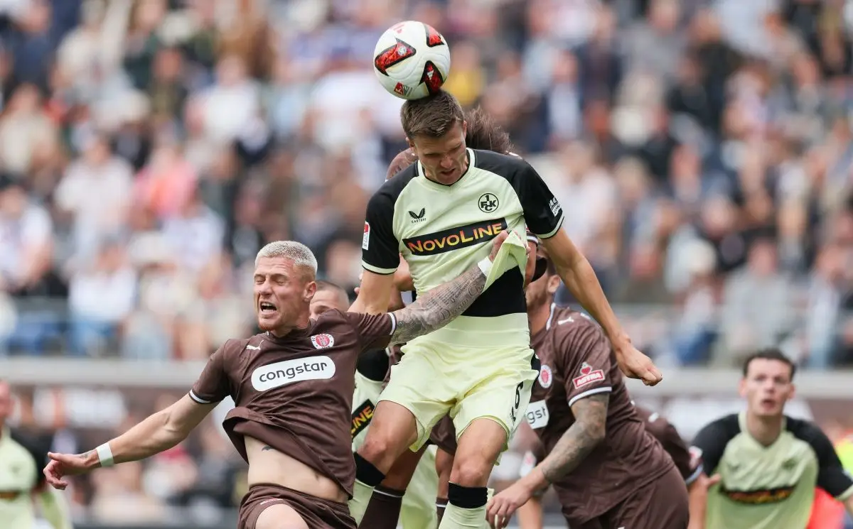 St. Paulis Louis Oppie (l) im Kopfballduell mit Kaiserslauterns Fabian Kunze.