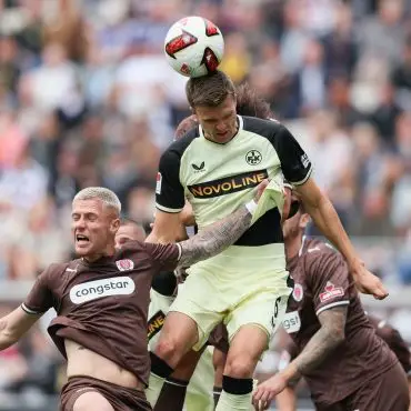 St. Paulis Louis Oppie (l) im Kopfballduell mit Kaiserslauterns Fabian Kunze.
