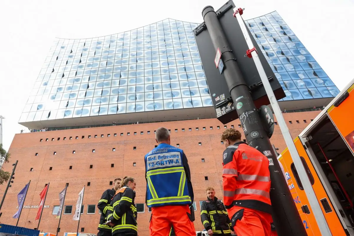 An der Elbphilharmonie gab es am Vormittag einen Großeinsatz für den Rettungsdienst.