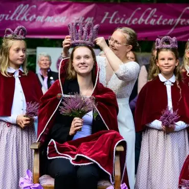 Die neue Heidekönigin von Amelinghausen kommt aus Hamburg und heißt Nina May Fischer.