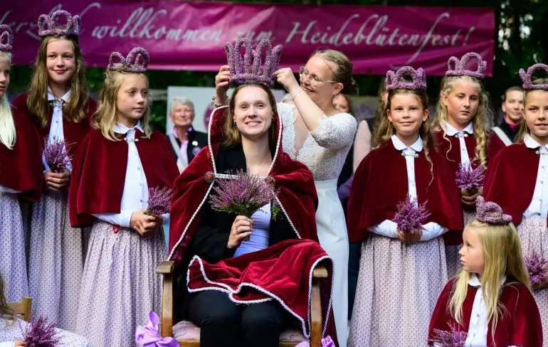 Die neue Heidekönigin von Amelinghausen kommt aus Hamburg und heißt Nina May Fischer.