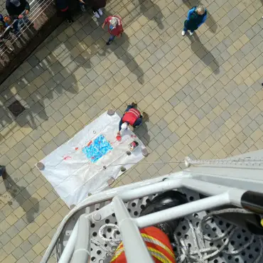 Jugendfeuerwehr Wyk bei der Kunstaktion mit Andreas Petzold und einer Drehleiter am Wyker Hafen