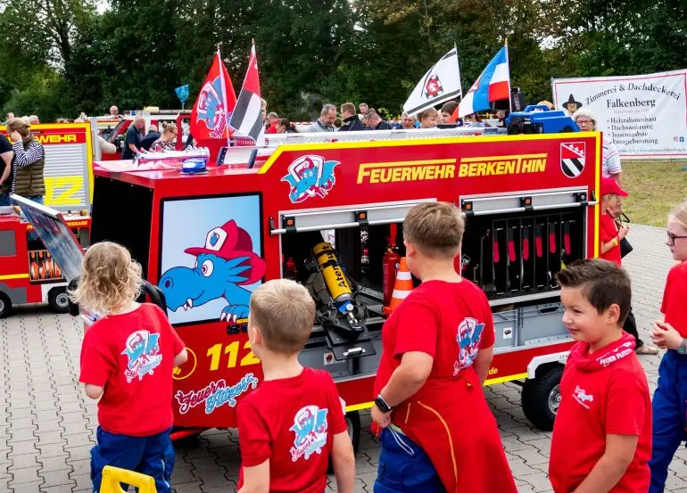 Die Freiwillige Feuerwehr in Berkenthin hat Kinder und Erwachsene zum zweiten Mini-Feuerwehrauto-Treffen in Deutschland eingeladen.