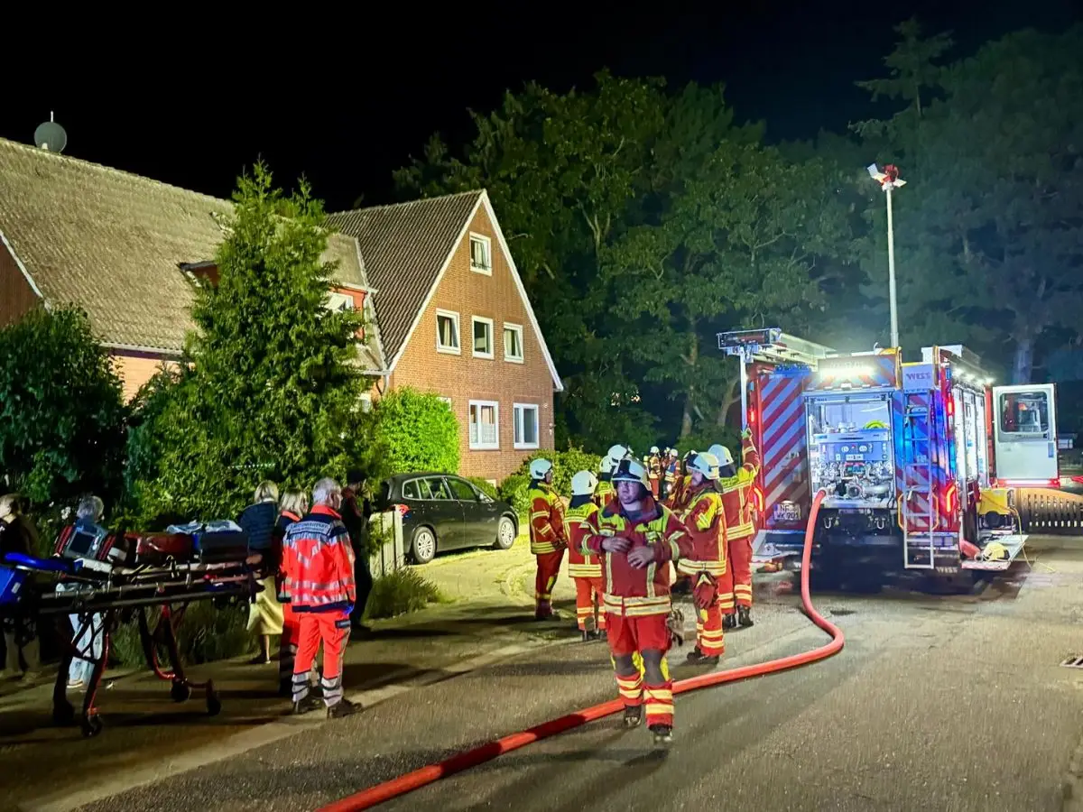 Einsatzkräfte der Freiwilligen Feuerwehr Wyk bei einem Kellerbrand im Möwenweg.