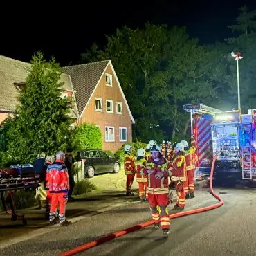 Einsatzkräfte der Freiwilligen Feuerwehr Wyk bei einem Kellerbrand im Möwenweg.