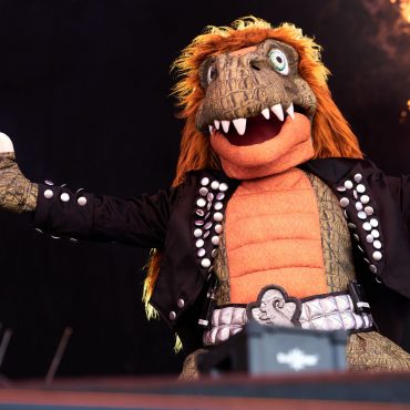Heavysaurus bringt den Bereich vor der Bühne zum Beben.