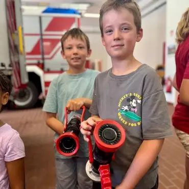 Kinder des Evangelischen Kindergartens St. Nicolai zu Besuch bei der Freiwilligen Feuerwehr Wyk