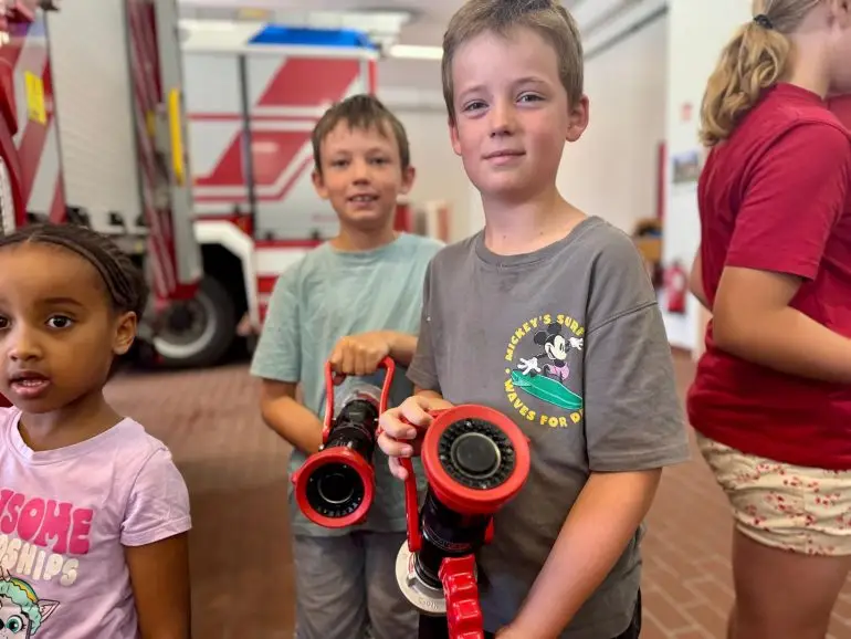 Kinder des Evangelischen Kindergartens St. Nicolai zu Besuch bei der Freiwilligen Feuerwehr Wyk