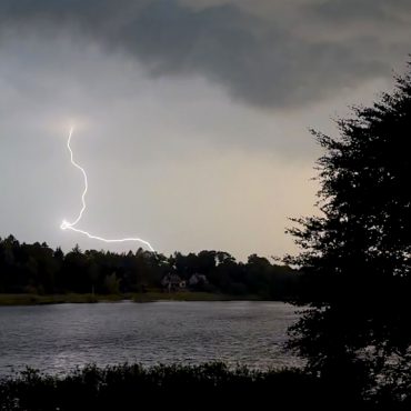 In der Nacht kann es in Hamburg, Schleswig-Holstein und Mecklenburg-Vorpommern wieder gewittern. (Symbolbild)
