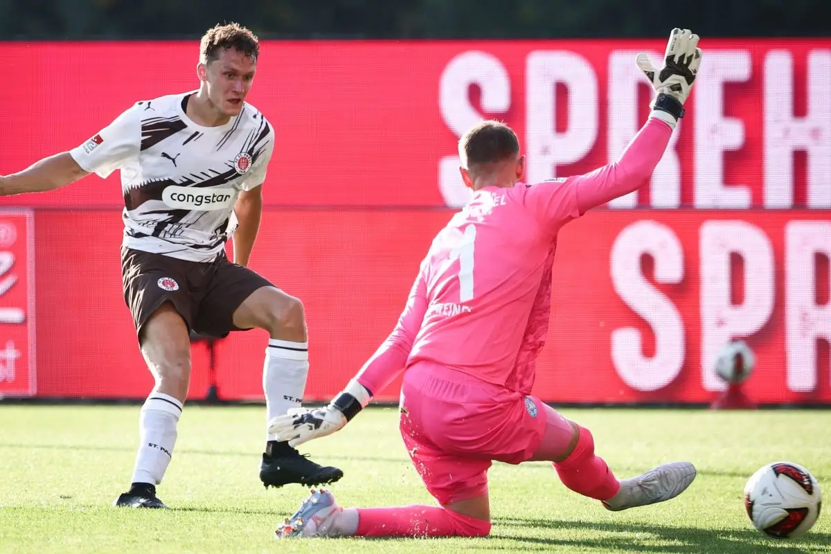 Martijn Kaars überwindet Kiels Keeper Timon Weiner zum 1:0 für den FC St. Pauli.