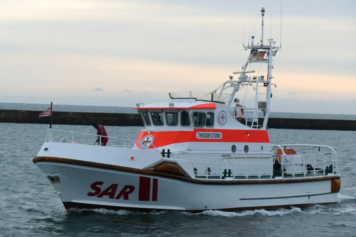 Der Seenotrettungskreuzer «Theodor Storm» und die Crew einer Segeljacht haben die Besatzung eines in der Nordsee gekenterten Segelbootes gerettet. (Archivbild)