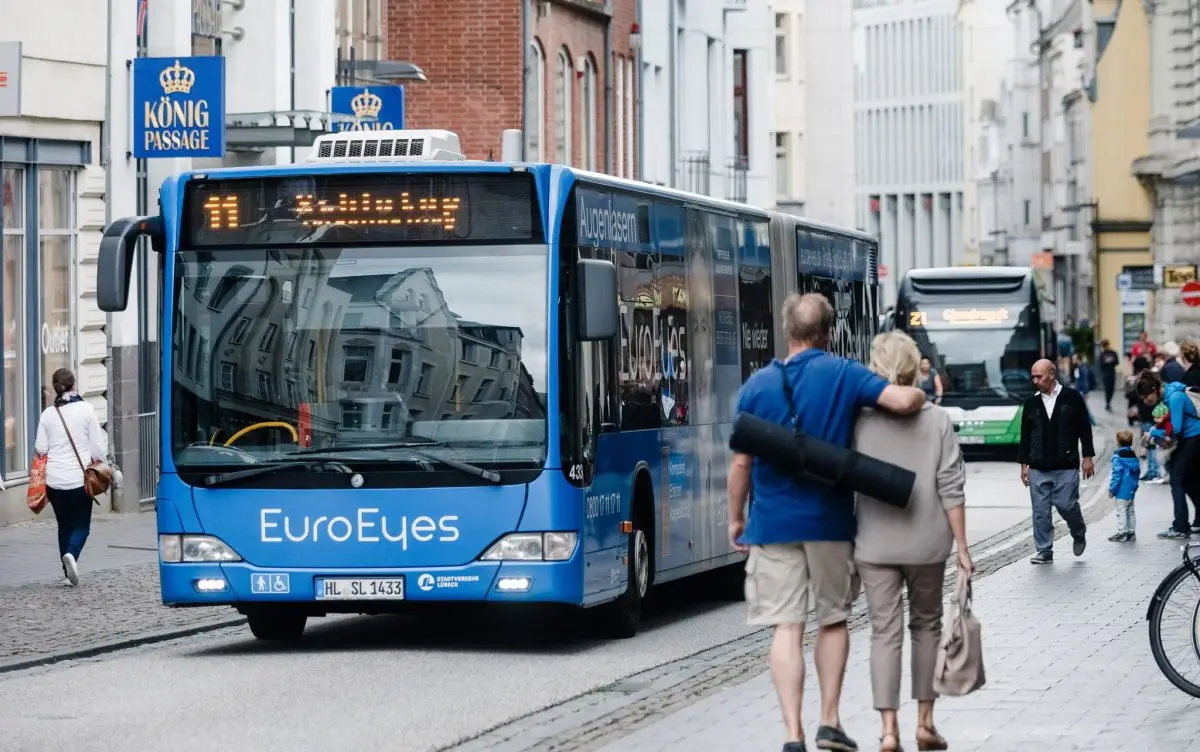 In einem Bus des Lübecker Stadtverkehrs versprühten zwei Männer Reizgas. (Symbolbild)