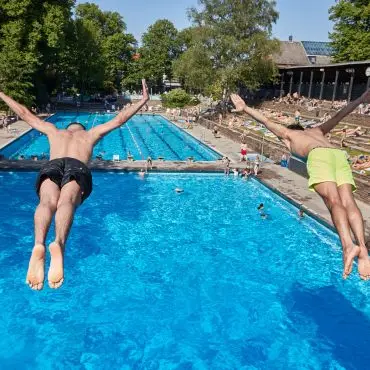 Die Sommerfreibäder sind wegen der Hitze länger geöffnet. (Archiv)