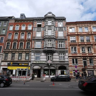 Durch die Baumängel an dem Altbau sind auch zwei Nachbargebäude in Mitleidenschaft gezogen.