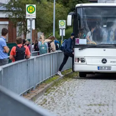 Tausende Kinder seien wieder zu Fuß, mit dem Fahrrad, Bus oder dem E-Scooter auf den Straßen unterwegs. (Symbolbild)