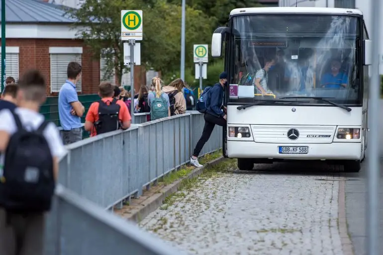 Tausende Kinder seien wieder zu Fuß, mit dem Fahrrad, Bus oder dem E-Scooter auf den Straßen unterwegs. (Symbolbild)