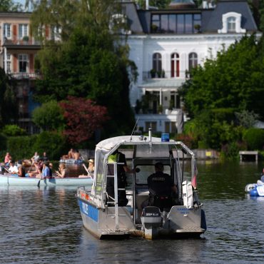 Der Rondeelteich, ein Nebengewässer der Alster, ist bei Bootsfahrern beliebt.