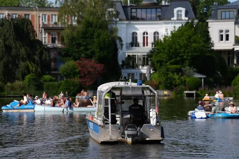 Der Rondeelteich, ein Nebengewässer der Alster, ist bei Bootsfahrern beliebt.