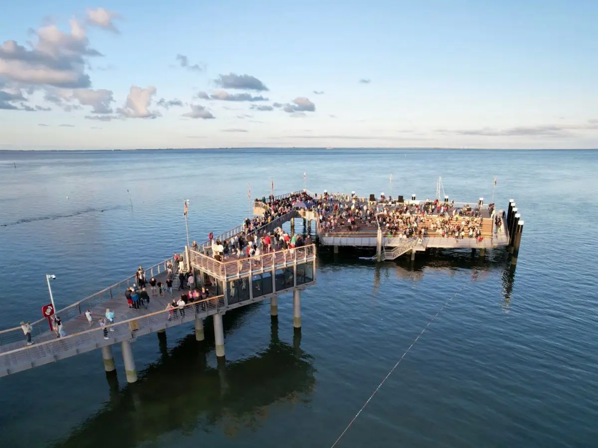 Die Mittelbrücke in Wyk auf Föhr feiert ihren zweiten Geburtstag mit einem großen Brückenfest für die ganze Familie.