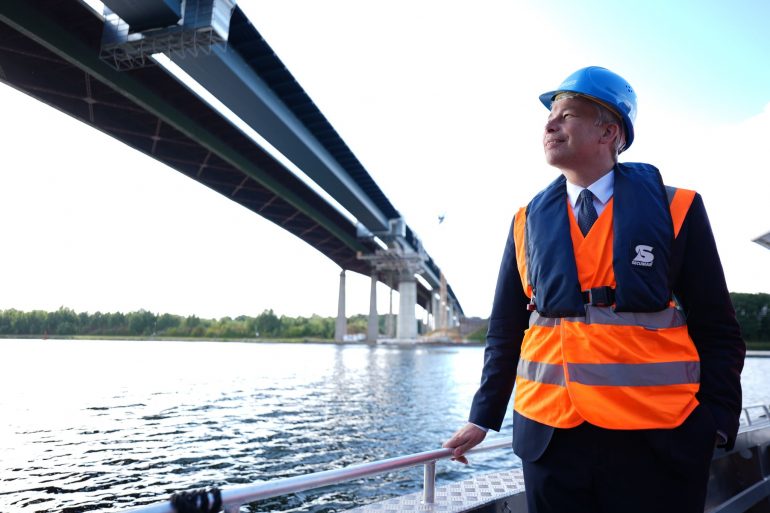 Minister Bilger kam zum Baustellenbesuch an die Rader Hochbrücke.