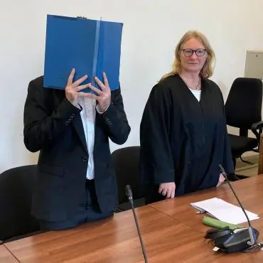 Der Angeklagte wird wegen einfacher und gefährlicher Körperverletzung sowie Vergewaltigung zu zwei Jahren auf Bewährung verurteilt.