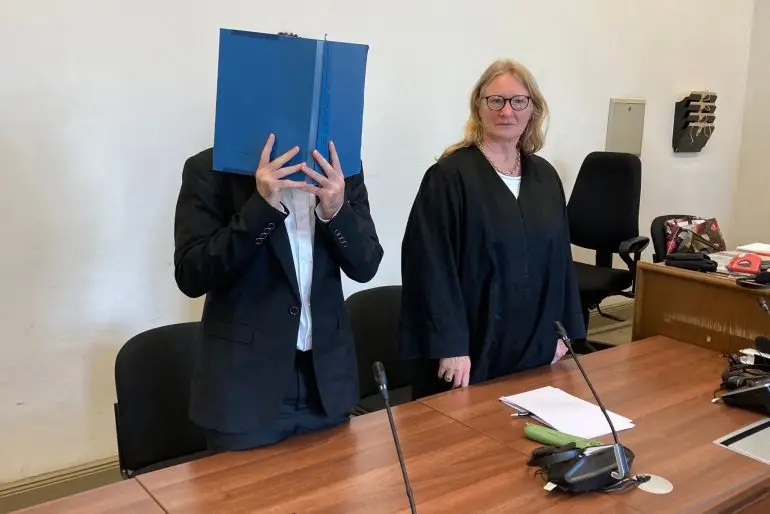 Der Angeklagte wird wegen einfacher und gefährlicher Körperverletzung sowie Vergewaltigung zu zwei Jahren auf Bewährung verurteilt.