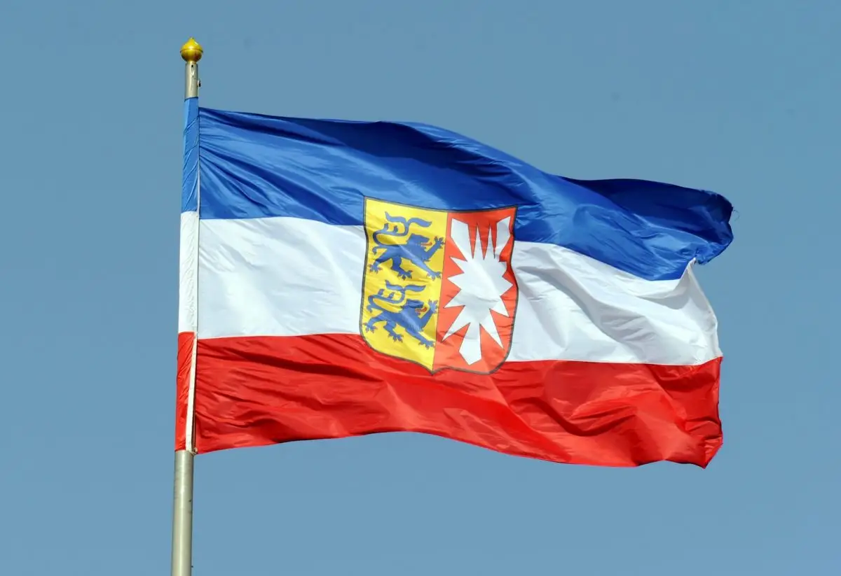 Weht seit 80 Jahren stolz im Wind: Die Landesflagge Schleswig-Holsteins. (Archivbild)