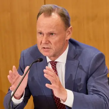 Hamburgs Innensenator Andy Grote (SPD) sieht keinen Kompetenzwirrwarr, aber ein Tempodefizit bei der Gefahreneinschätzung. (Archivbild)
