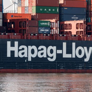 Die Containerreederei Hapag-Lloyd will wieder mehr Fahrten durch das Rote Meer und den Suezkanal wagen. (Archivbild)