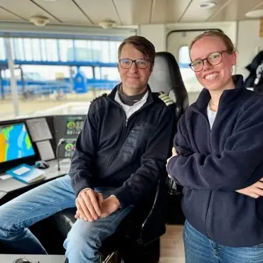 Kapitän Jan Christiansen auf der Brücke der MS Adler Rüm Hart während einer Fahrt durchs Wattenmeer