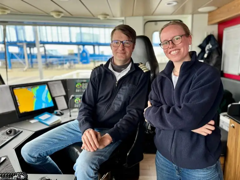 Kapitän Jan Christiansen auf der Brücke der MS Adler Rüm Hart während einer Fahrt durchs Wattenmeer