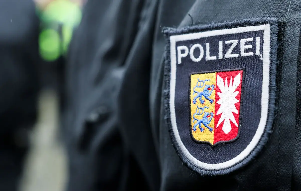 Nach einem abgebrochenen Notruf hat die Polizei vier Männer in Geesthacht festgenommen. (Symbolbild)