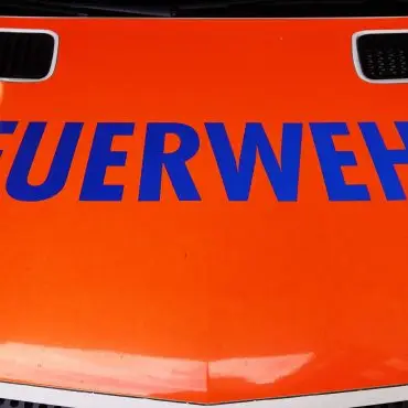 In Hamburg-Hummelsbüttel sind in der Nacht mehrere Fahrzeuge durch Feuer beschädigt worden. (Symbolbild)