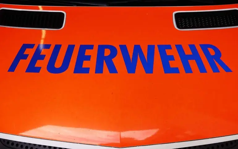 In Hamburg-Hummelsbüttel sind in der Nacht mehrere Fahrzeuge durch Feuer beschädigt worden. (Symbolbild)