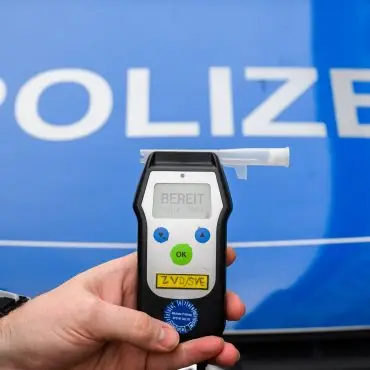 Die Polizei stellte bei dem Fahrer einen hohen Promillewert fest. (Symbolbild)