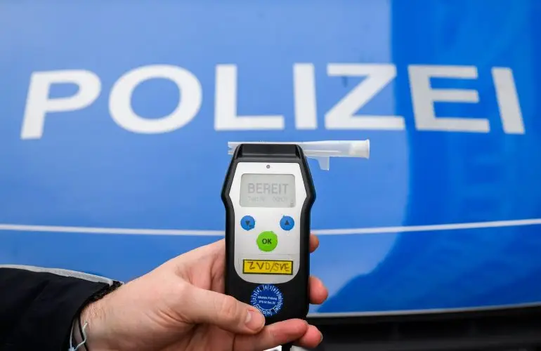 Die Polizei stellte bei dem Fahrer einen hohen Promillewert fest. (Symbolbild)