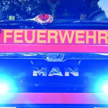 Taucher und eine Drohne sind im Einsatz, um den gekenterten Kajakfahrer zu finden. (Symbolbild)