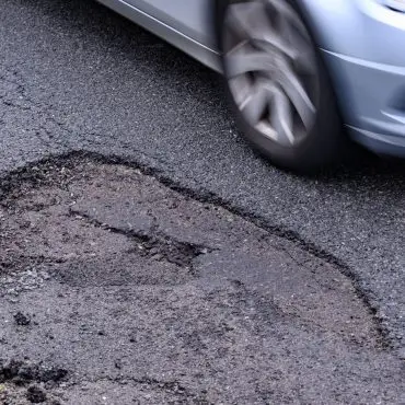 Der beanspruchte Asphalt auf der Strecke muss erneuert werden. (Symbolbild)