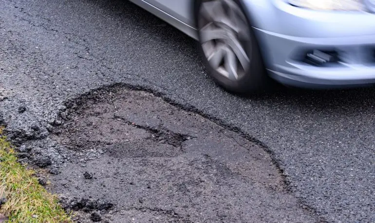 Der beanspruchte Asphalt auf der Strecke muss erneuert werden. (Symbolbild)