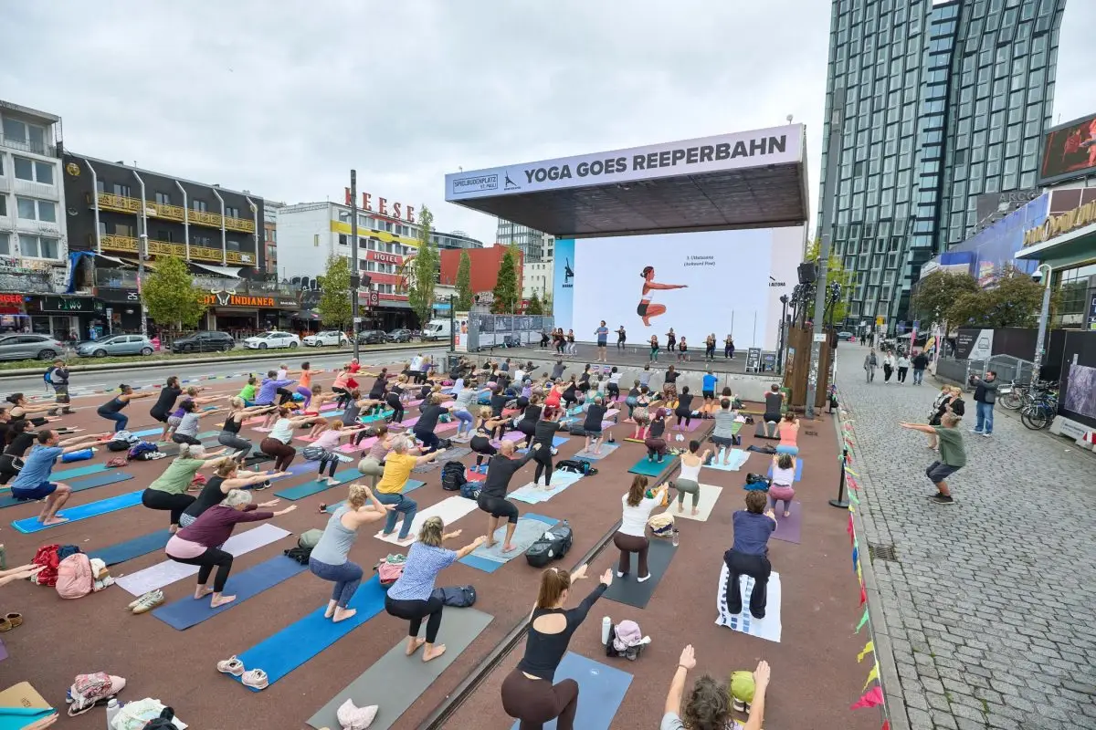 Der Spielbudenplatz sei während der Yoga-Übungen tiefenentspannt gewesen, sagte eine Sprecherin der Veranstalter.